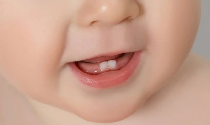 Признаки первых зубов у малышей