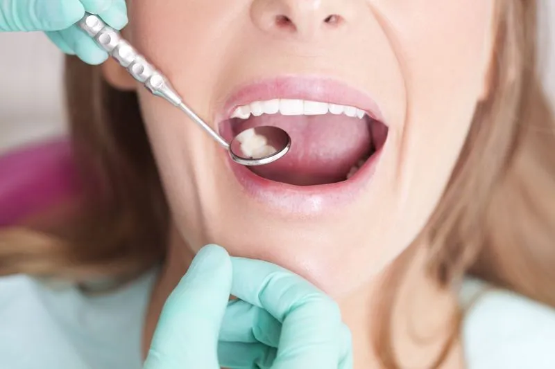 Почему пломбированный зуб болит
