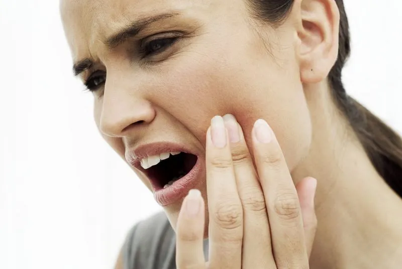 Боль при нажатии на зуб