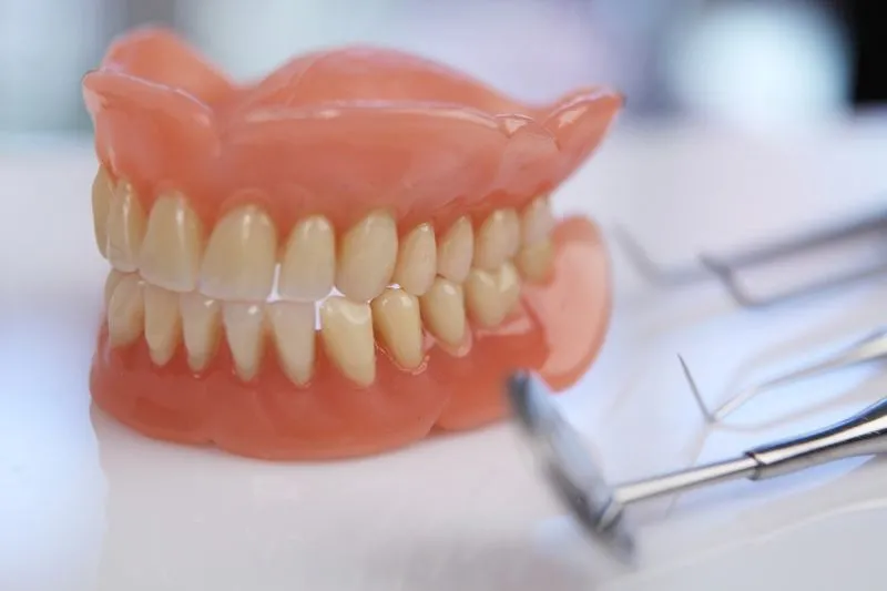 Протезировать зубы